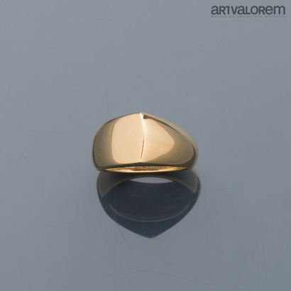 Paulette de BELLECHASSE
Ring in yellow gold...