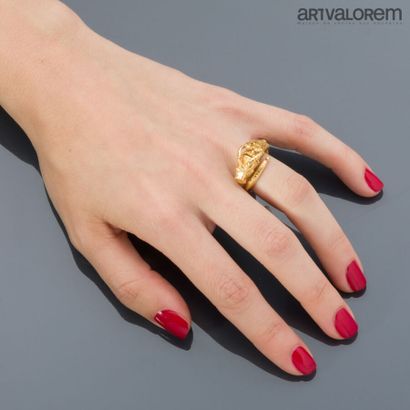 Yellow gold 750°/°° ring in the Achaemenid...
