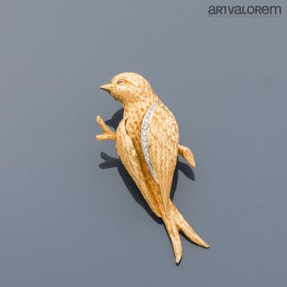 BRY & Cie
Lapel clip representing a hovering...