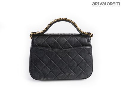 CHANEL
Hand or shoulder bag in black lambskin
Red...