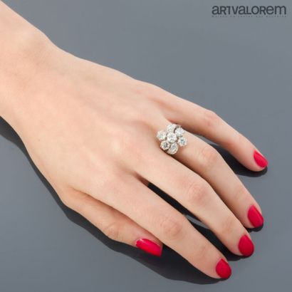 750°/°° white gold flower-shaped ring set...