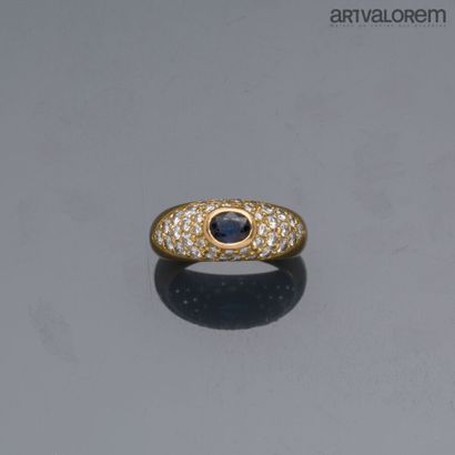Yellow gold 750°/°° ring set with a close-set...