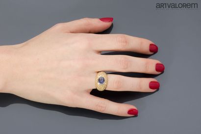 Yellow gold 750°/°° ring centered on an oval...
