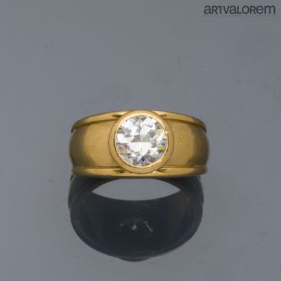 750°/°° yellow gold gadrooned ring set with...