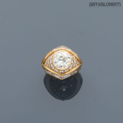 Ring in 750°/°° yellow gold, centered on...