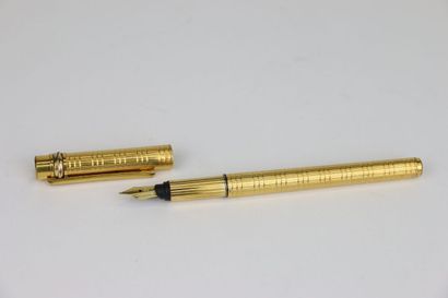 CARTIER Must
Gold-plated fountain pen, checkered...