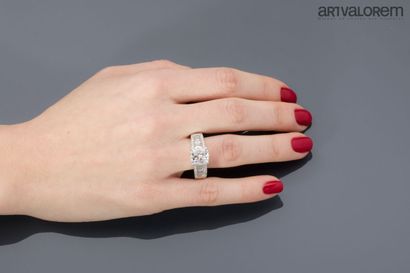 Ring in 750°/°° white gold set with a radiant-cut...