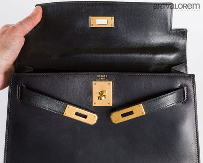 HERMÈS Paris
Kelly 28 saddle bag in black...