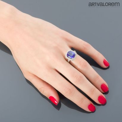 Ring in platinum 850°/°° set with a cushion-cut...