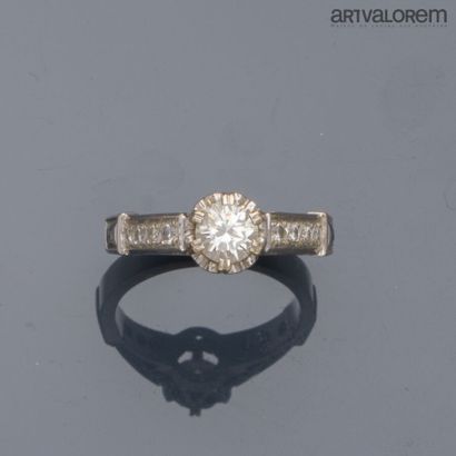 Ring in 750°/°° white gold, centered on a...