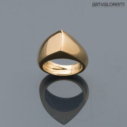 Paulette de BELLECHASSE
Ring in yellow gold...
