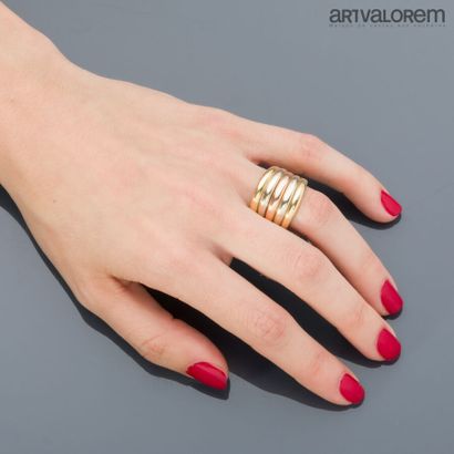 Three gold 750°/°° ring with five rings....