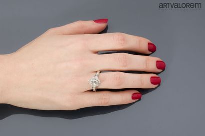 Ring in 585°/°° white gold, centered on a...