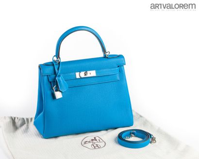 HERMÈS Paris
Kelly 28 bag in blue togo calfskin
Blue...