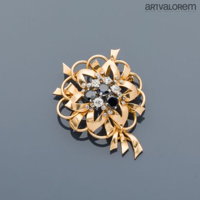Stylized flower brooch in openwork 750°/°°...