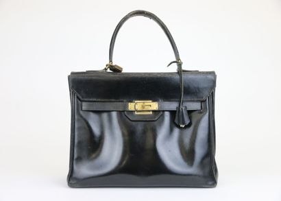 HERMÈS Paris
Monaco 30 bag in black box calfskin
Black...