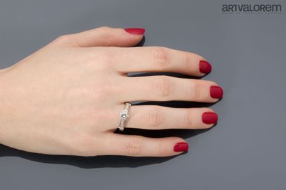 Ring in 750°/°° white gold, centered on a...