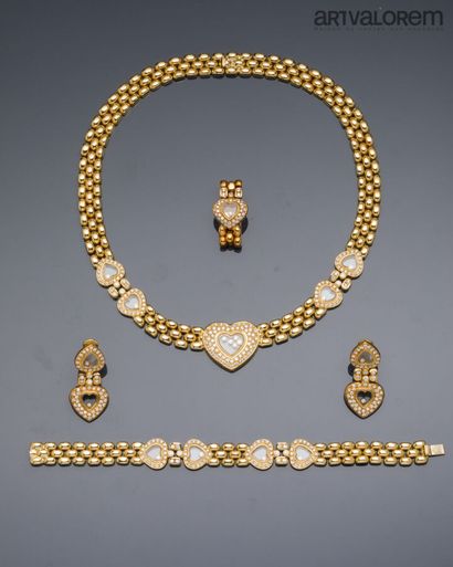 Set in yellow gold 750°/°° with diamond-paved...