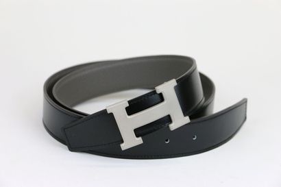 HERMÈS Paris
Reversible H belt in black box...