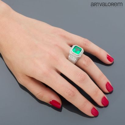 Ring in 750°/°° white gold, centered on a...