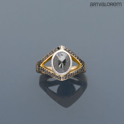 Yellow and white gold 750°/°° ring centered...