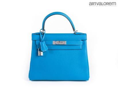 HERMÈS Paris
Kelly 28 bag in blue togo calfskin
Blue...