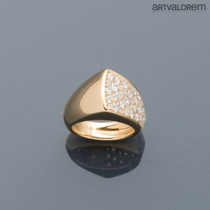 Paulette de BELLECHASSE
Ring in yellow gold...