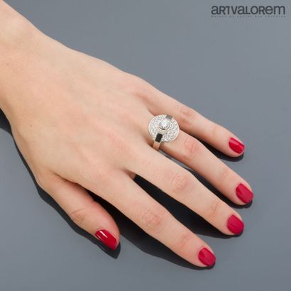 Ring in 750°/°° white gold, the circular...