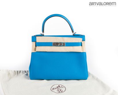 HERMÈS Paris
Kelly 28 bag in blue togo calfskin
Blue...