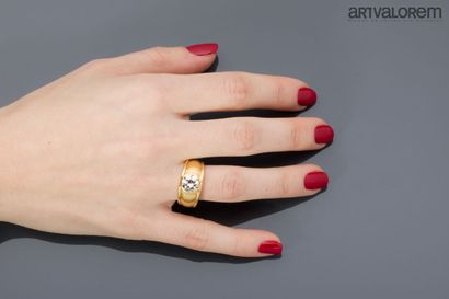 750°/°° yellow gold gadrooned ring set with...