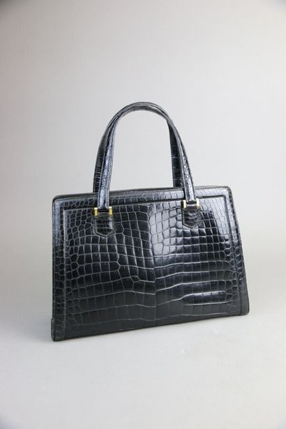 HERMÈS Paris
Pullman bag in black crocodile
Gold-plated...