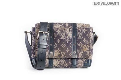 LOUIS VUITTON
Messenger bag in monogrammed...