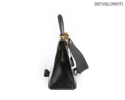 HERMÈS Paris
Kelly 28 saddle bag in black...