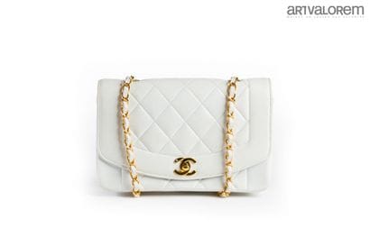 CHANEL
Diana bag in white lambskin
White...