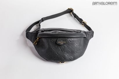 LOUIS VUITTON
Shoulder clutch bag in black...