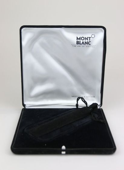 MONTBLANC
Solid 18-carat gold fountain pen...