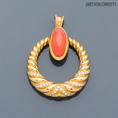 750°/°° yellow gold, circular gadrooned pendant...