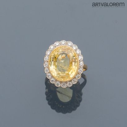 Pompadour ring in yellow gold 750°/°° centered...