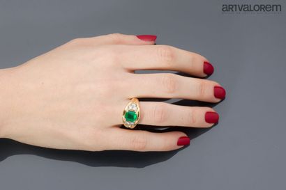 Ring in yellow gold 750°/°° centered on an...