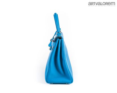 HERMÈS Paris
Kelly 28 bag in blue togo calfskin
Blue...
