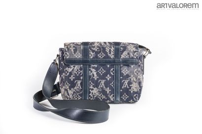 LOUIS VUITTON
Messenger bag in monogrammed...