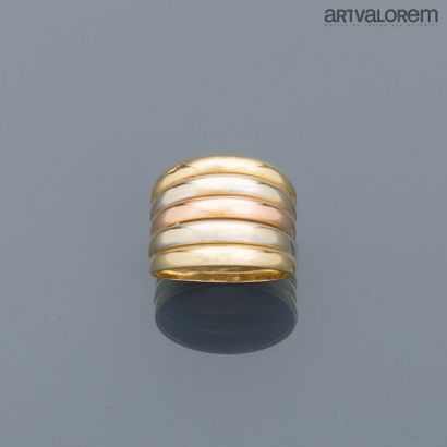 Three gold 750°/°° ring with five rings....