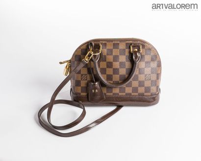 LOUIS VUITTON
Zipped companion in graphite...