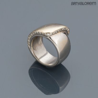 Ribbon ring in 750 °/°° white gold set with...