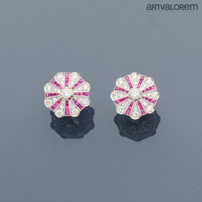 Pair of 750°/°° white gold stud earrings...