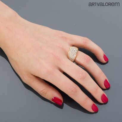 Paulette de BELLECHASSE
Ring in yellow gold...