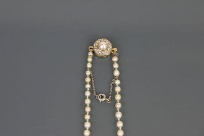 Necklace composed of 111 pearls in fall including:...