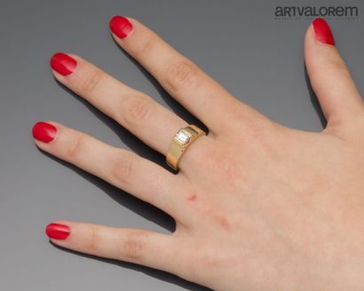 Ring in yellow gold 750°/°° centered with...