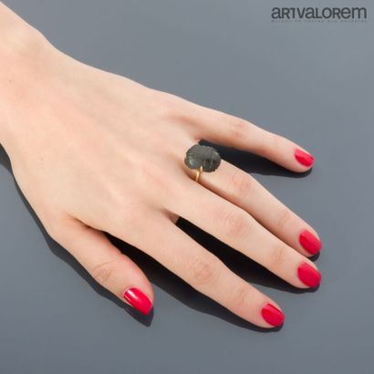 Ring in yellow gold 750°/°° set with an authentic...
