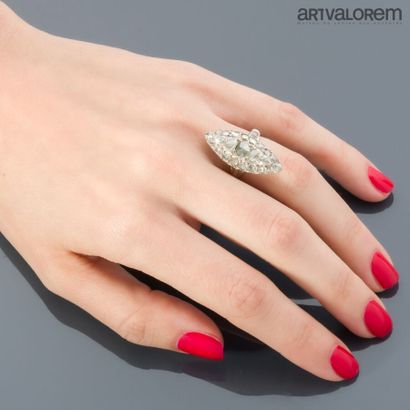 Marquise ring in 375 °/°° white gold paved...